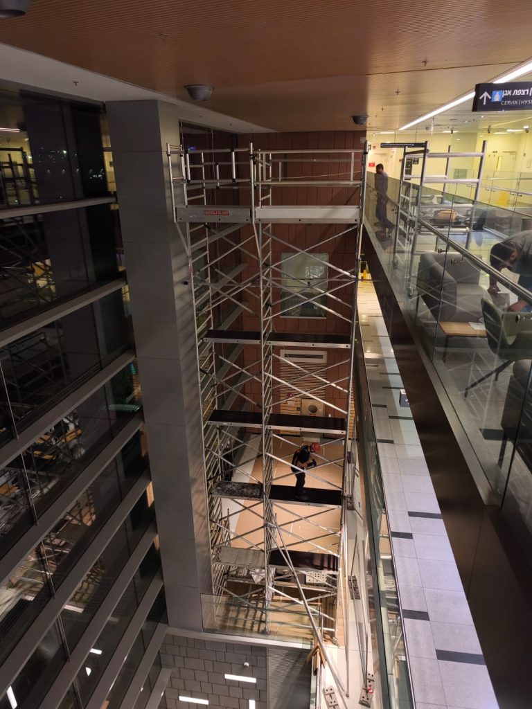 הרכבת פיגומים 13 מטר ניידים בבית חולים אסותא