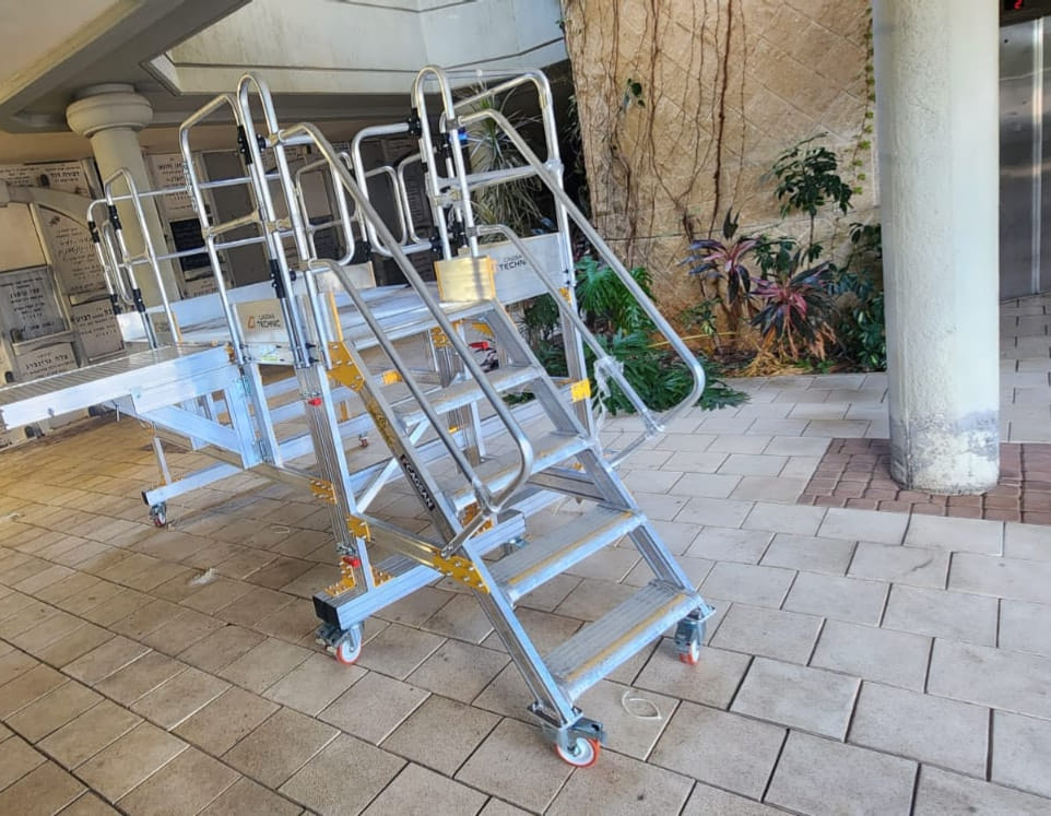 פרו פיגום סיימה לייצר במה מיוחדת לפי דרישות לחברה קדישא