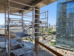 פיגום אלומיניום עם מרפסת (קונזולה) שהוקם על מגדל “הספירלה” בתל־אביב