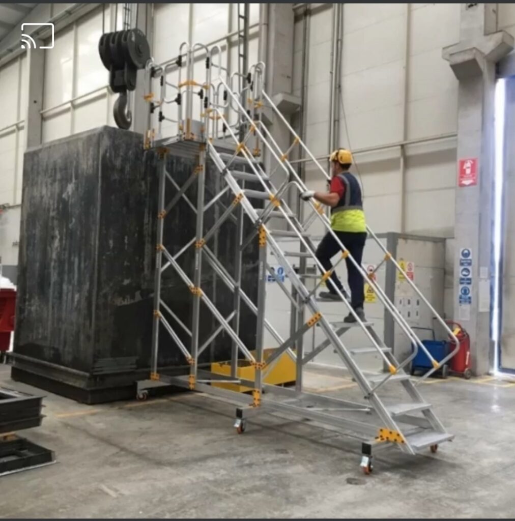 מתקן מדרגות נייד של פרו פיגום מאפשר עבודה בטוחה במפעל בצפון הארץ Ask ChatGPT