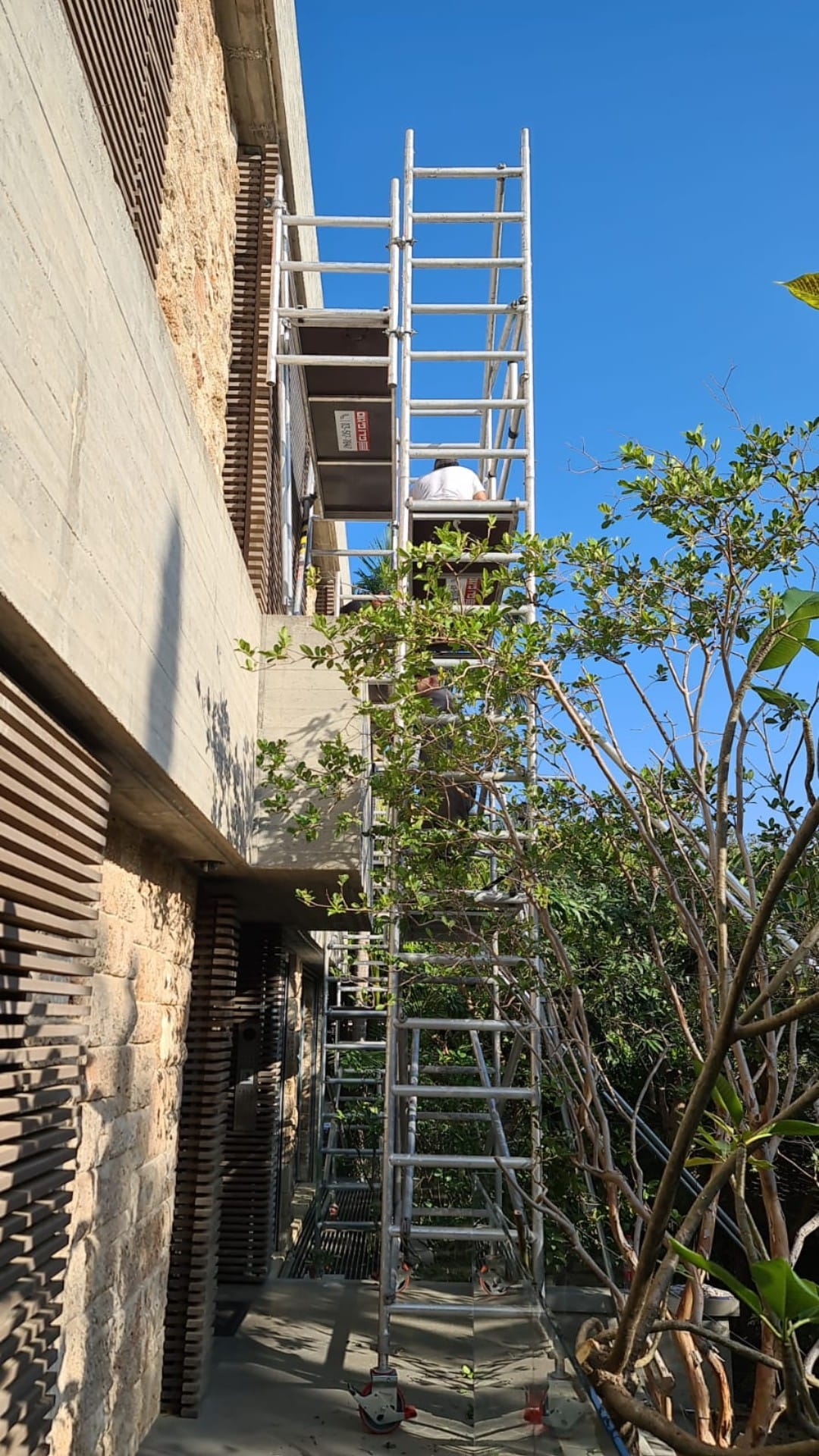 פיגום עם מרפסת (קונזולה)