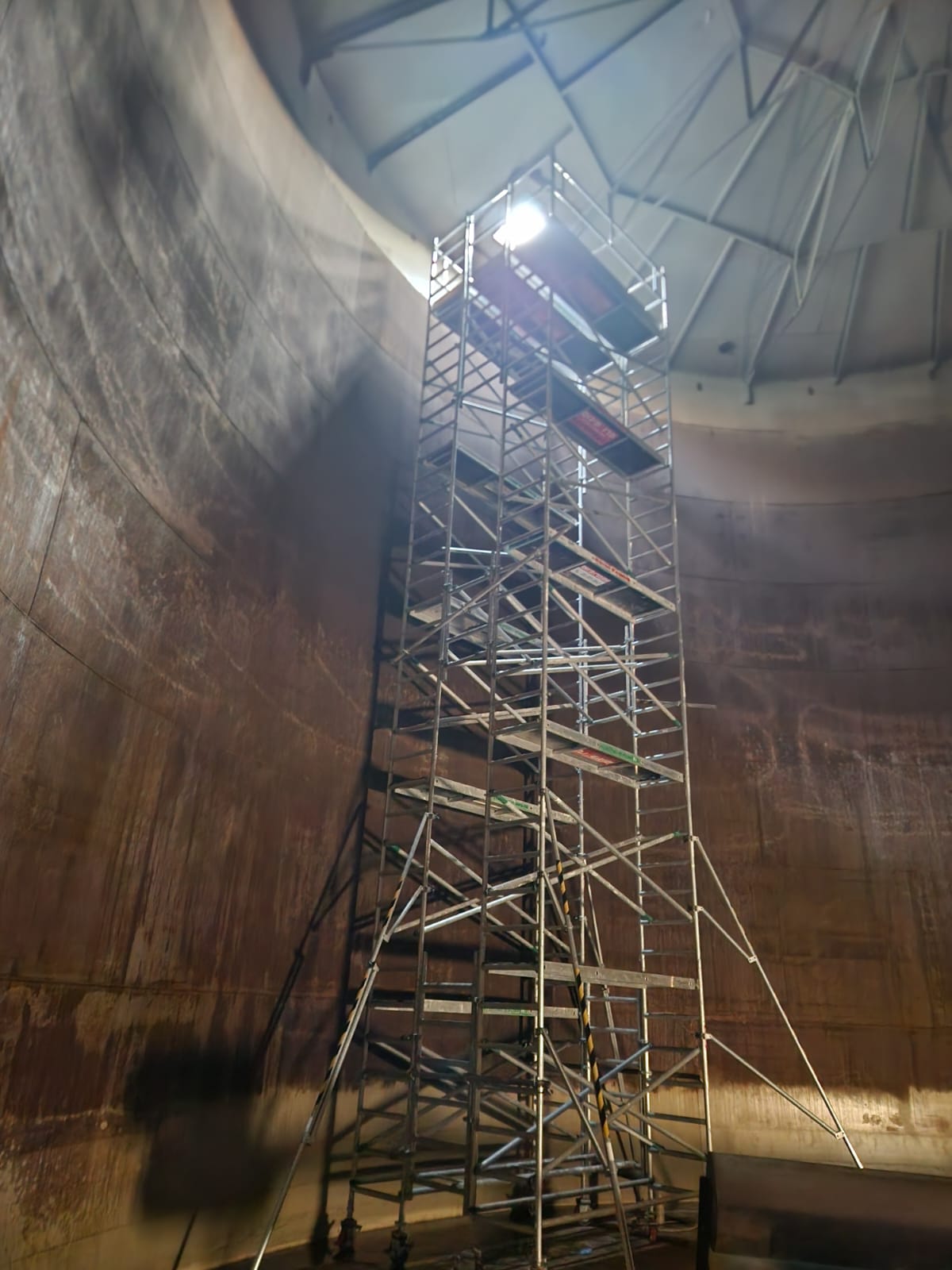 פיגום פנימי במכל, פיגום אלומיניום צר, עבודת ריתוך במיכל, פיגום בתוך מכל סולר, פתרון פיגומים סגור