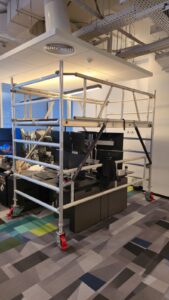 פיגום מיוחד לעבודה מעל עמדת מחשב – ללא הזזה של הציוד