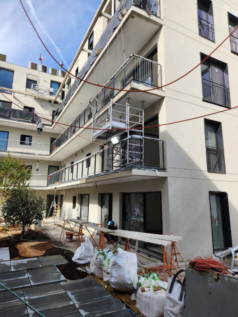 פיגום אלומיניום עם מרפסת קונזולית