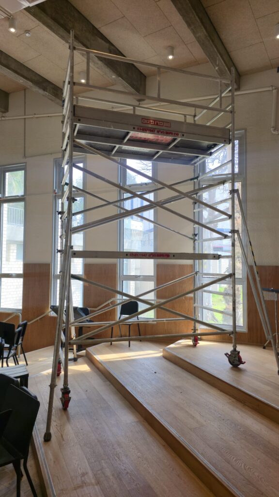 הרכבנו פיגום על שני מפלסים לתיקון גלאי עשן