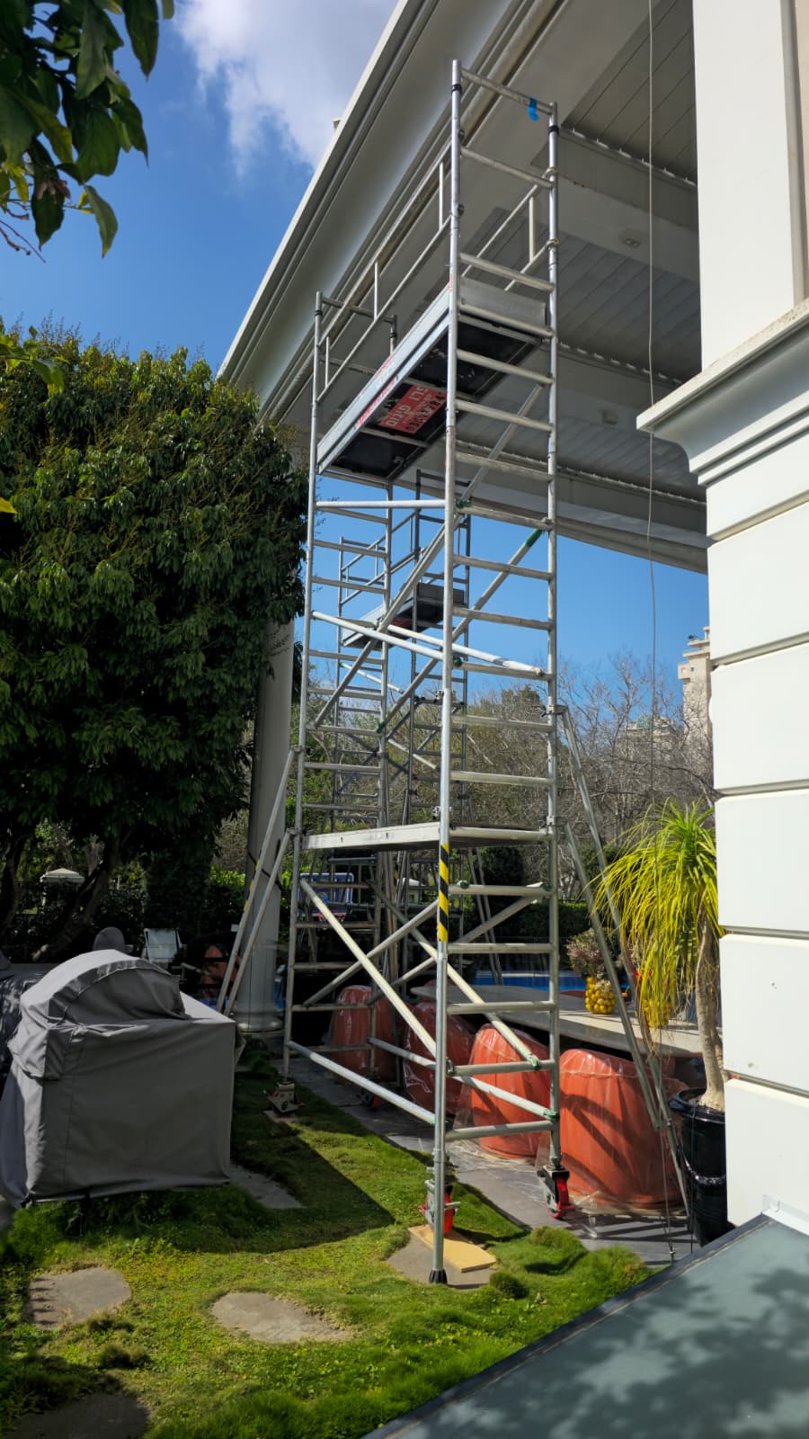 פיגום אלומיניום גבוה לתיקון קרניזים בחצר בית פרטי בהרצליה - פרו פיגום
